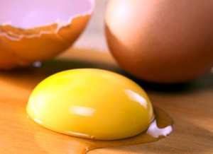 яичный желток и яйца