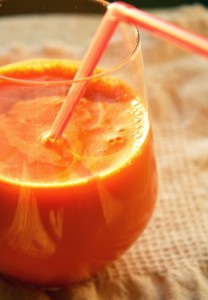 морковный сок в бокале