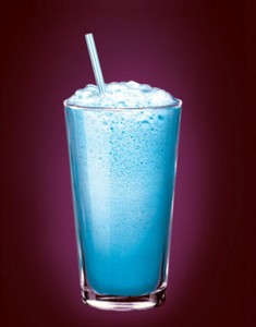 коктейль в голубом стакане