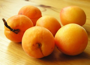 спелые абрикосы