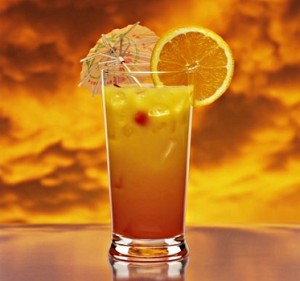 коктейль с апельсином в стакане