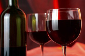 красное вино в бокалах и бутылке