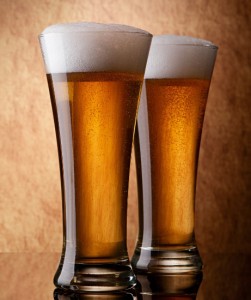два бокала с пивом