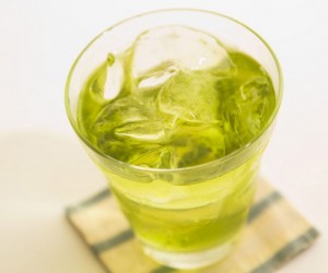 зелёный коктейль со льдом