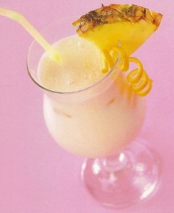 коктейль, украшенный ананасом