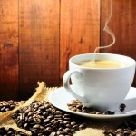 кофе в чашке и кофейные зёрна