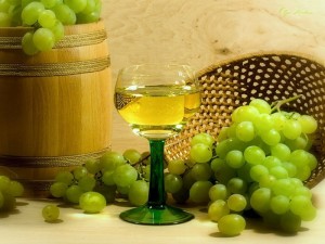 белое вино и виноград