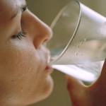 девушка пьщая воду