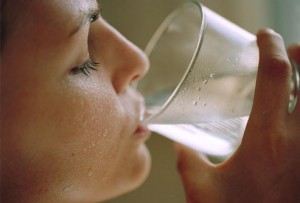 девушка пьщая воду